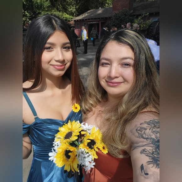 Meet your Buyer/Seller, Holly - Picture 2 of 8